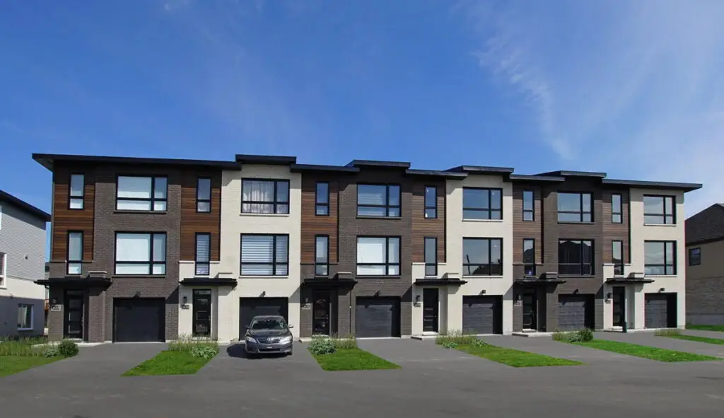 Rangée de maisons de ville modernes avec garages, projet de maisons de ville neuves à vendre à Laval