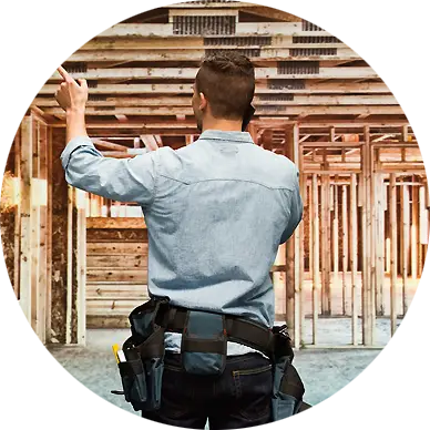 Ouvrier sur un chantier de structure bois intérieure pour un projet de maisons de ville neuves