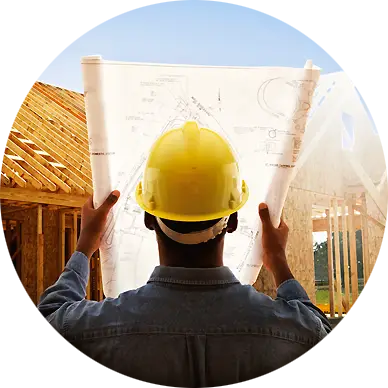 Chef de chantier en casque examinant des plans devant ossature bois, projet de maisons de ville neuves à vendre